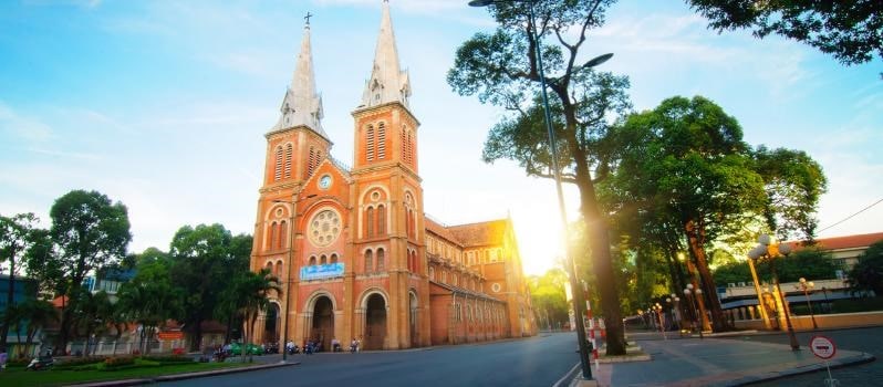 Nhà thờ đức bà địa điểm du lịch nổi tiếng theo kinh nghiệm du lịch Hồ Chí Minh