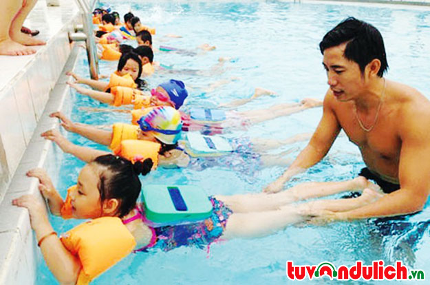 Hãy dạy con tập bơi, làm quen với môi trường nước